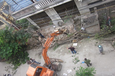 Hàng chục hộ dân "chìm" trong sợ hãi, phường Nhân Chính vẫn "tỉnh bơ"