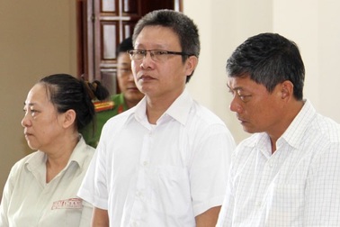 Bắc Giang: Chủ nhiệm Uỷ ban kiểm tra huyện uỷ cùng thuộc cấp chia nhau hơn 30 năm tù!