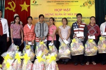 Vinasun thăm hỏi, trao quà Tết cho người lao động khó khăn