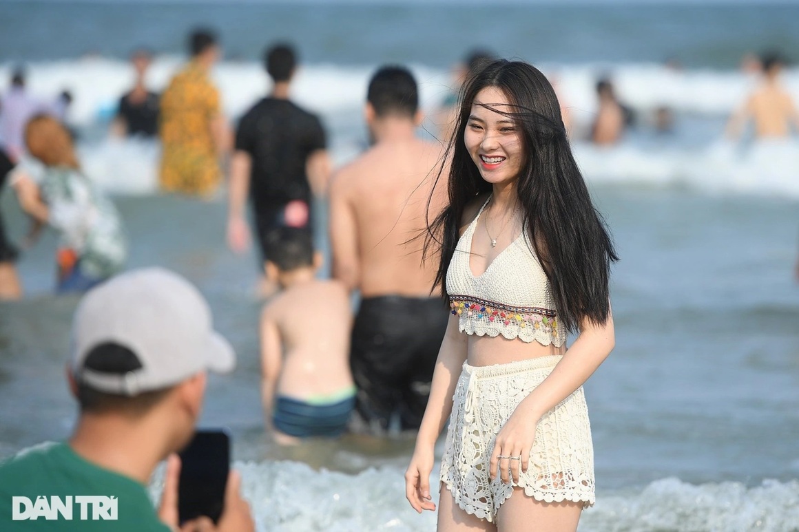 Hàng chục nghìn người đổ về biển Vũng Tàu vui chơi, tắm mát - 5 Hàng chục nghìn người đổ về biển Vũng Tàu vui chơi, tắm mát - 5