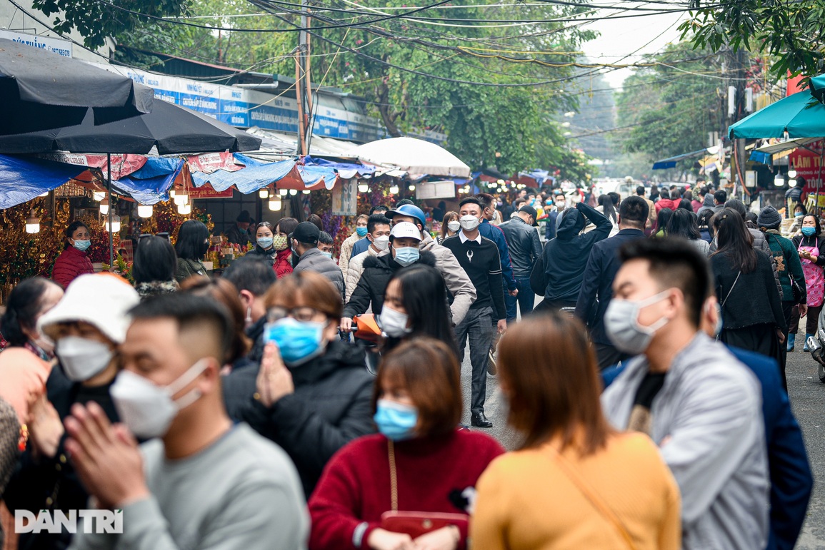 Dân công sở ở Hà Nội đội mưa, vượt giá rét vái vọng bên ngoài Phủ Tây Hồ - 2 Dân công sở ở Hà Nội đội mưa, vượt giá rét vái vọng bên ngoài Phủ Tây Hồ - 2