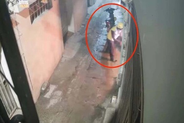 Hà Nội: Truy tìm người mặc áo xe ôm công nghệ phóng hỏa ngôi nhà trong đêm