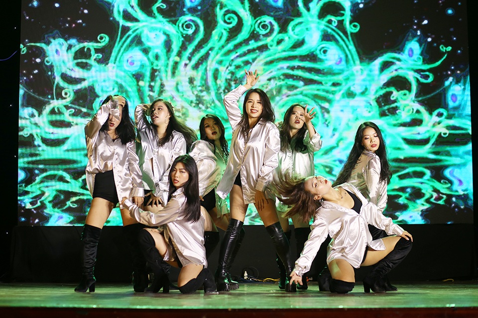 Sinh viên Báo chí hóa Black Pink, Chi Pu trên sân khấu chia tay đầy cảm xúc - 4 Sinh viên Báo chí hóa Black Pink, Chi Pu trên sân khấu chia tay đầy cảm xúc - 4