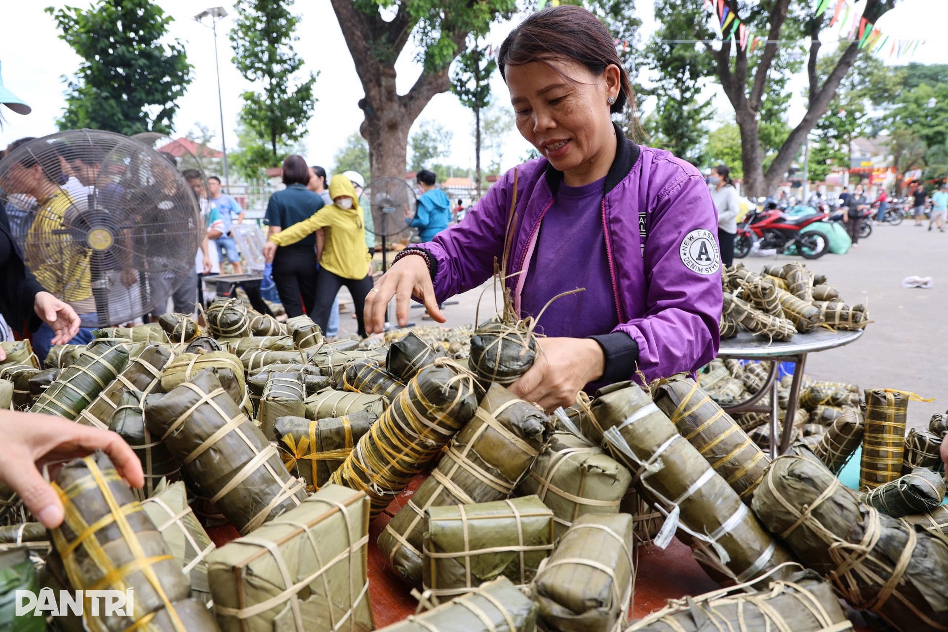 Hàng trăm người dân Đồng Nai trắng đêm gói 3.000 bánh gửi vùng lũ Phú Yên - 6