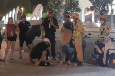 Gây náo loạn trên đường phố, 3 thanh thiếu niên bị CSGT phạt “thụt dầu”