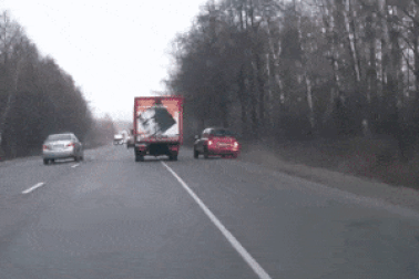 Ô tô lật ngửa giữa đường vì vượt ẩu