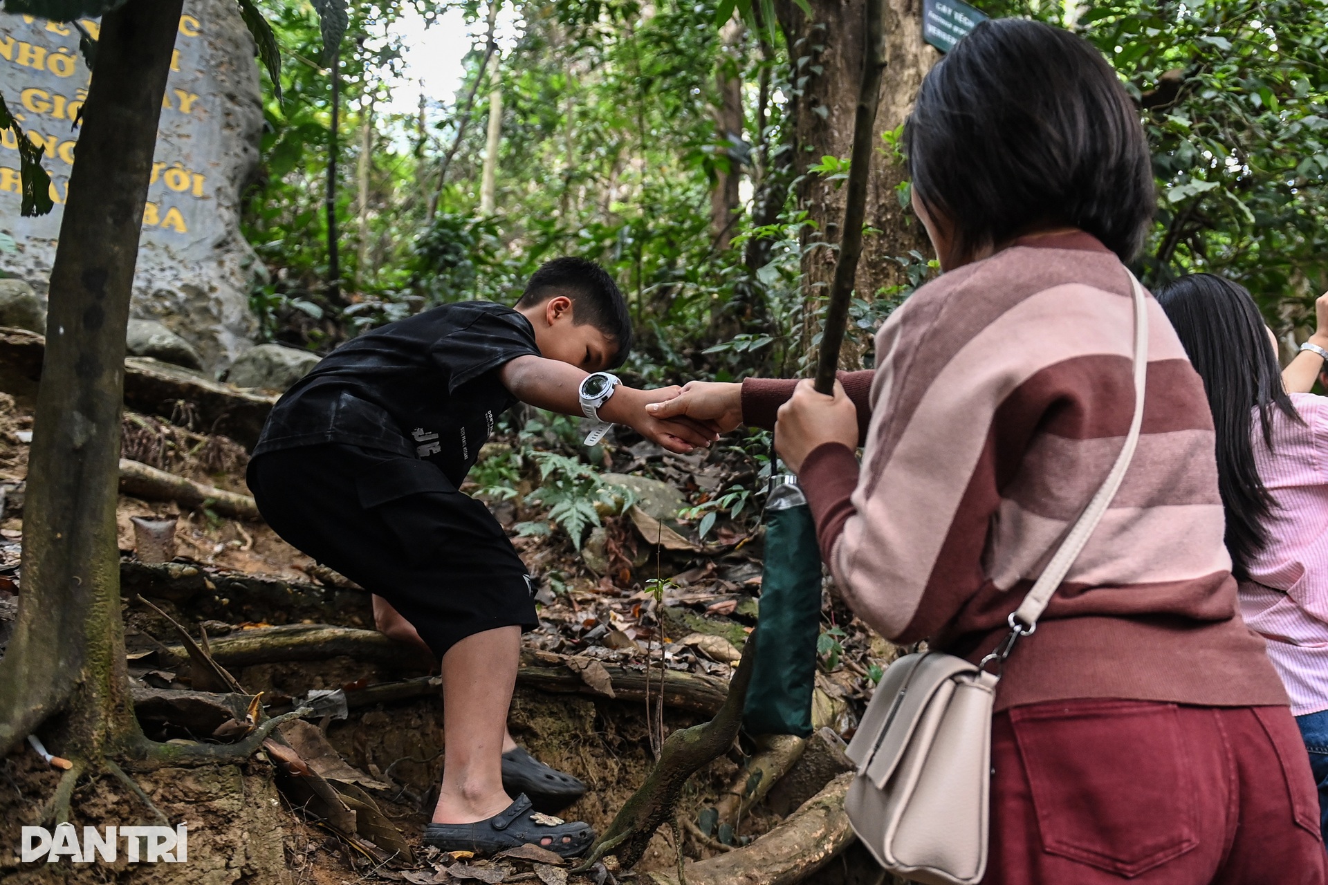 Biển người đổ về Đền Hùng, chen chân lên núi Nghĩa Lĩnh dâng hương - 9 Biển người đổ về Đền Hùng, chen chân lên núi Nghĩa Lĩnh dâng hương - 9