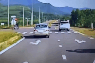 Tài xế bị khuất tầm nhìn, ô tô tải đâm văng xe "tập lái" ở giao lộ