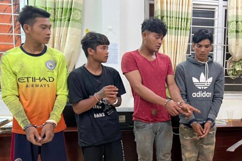 Bắt 4 thanh niên nửa đêm chặn đường đập phá xe khách - 1 Bắt 4 thanh niên nửa đêm chặn đường đập phá xe khách - 1