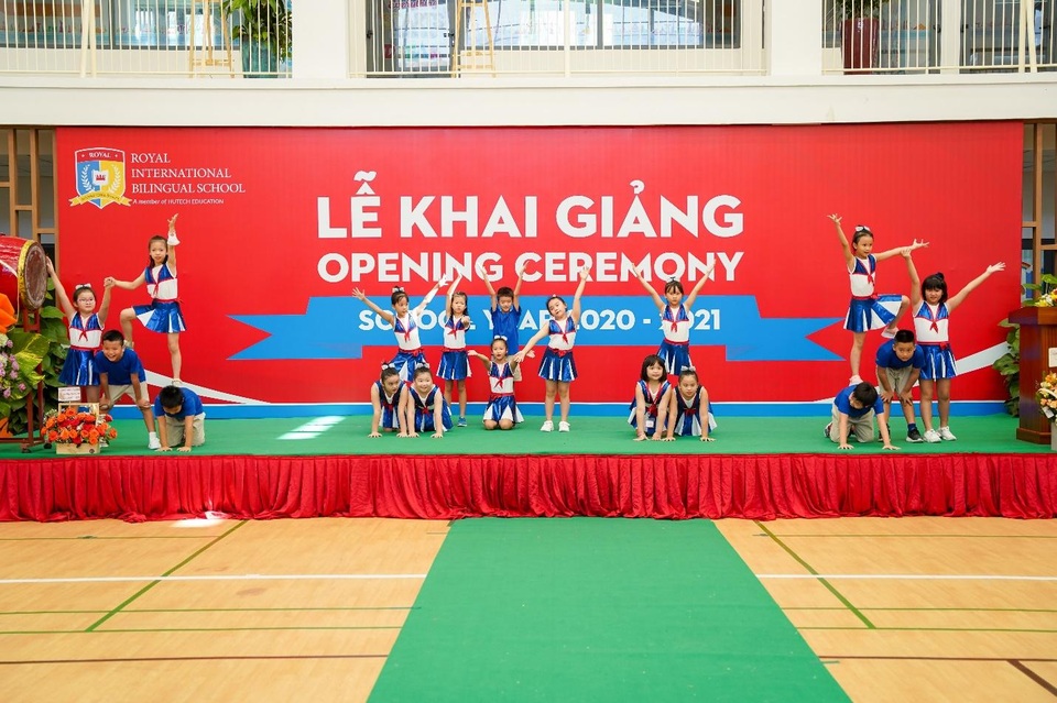 Vợ Hoàng Bách hào hứng khoe những hình ảnh đáng yêu của con gái trong ngày khai trường - 4 Vợ Hoàng Bách hào hứng khoe những hình ảnh đáng yêu của con gái trong ngày khai trường - 4