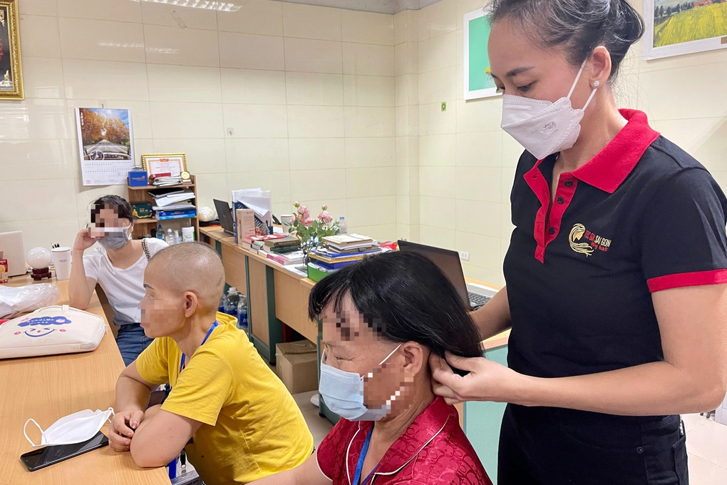 Bụng lúc nào cũng đầy như ăn no, người phụ nữ phát hiện ung thư buồng trứng - 1 Bụng lúc nào cũng đầy như ăn no, người phụ nữ phát hiện ung thư buồng trứng - 1