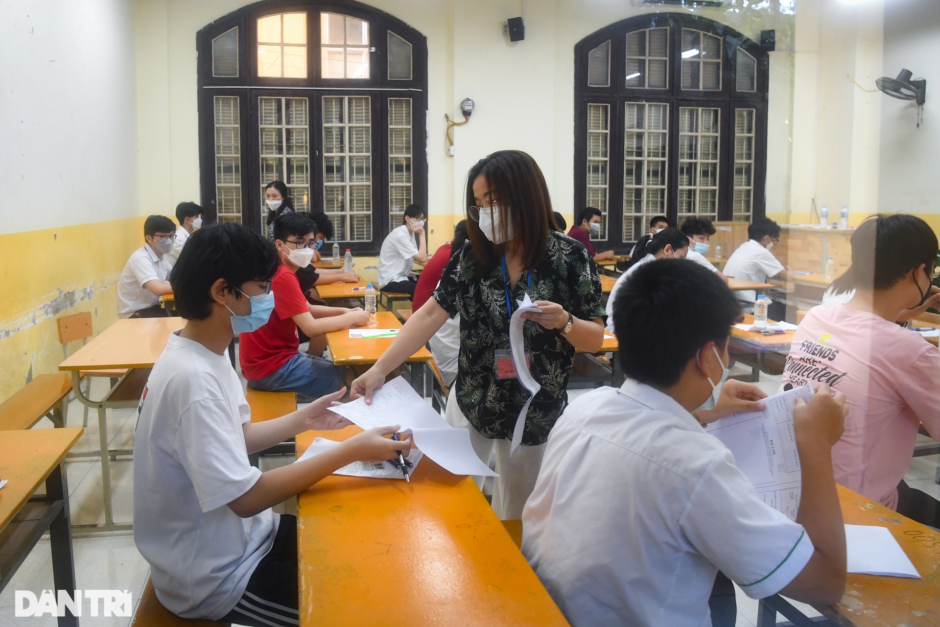 Những cái nắm tay ấm áp tiếp sức sĩ tử ngày thi đầu tiên kỳ thi vào 10 THPT - 14 Những cái nắm tay ấm áp tiếp sức sĩ tử ngày thi đầu tiên kỳ thi vào 10 THPT - 14