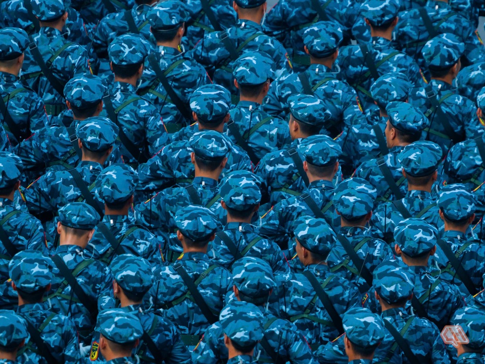 Nam sinh tạo cơn sốt với bộ ảnh diễu binh: Kiếm tiền giỏi, mơ làm nhà báo - 7