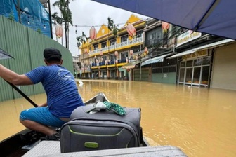 Nước ngập khách sạn ở Hội An, khách Tây kể trải nghiệm đi thuyền như Venice