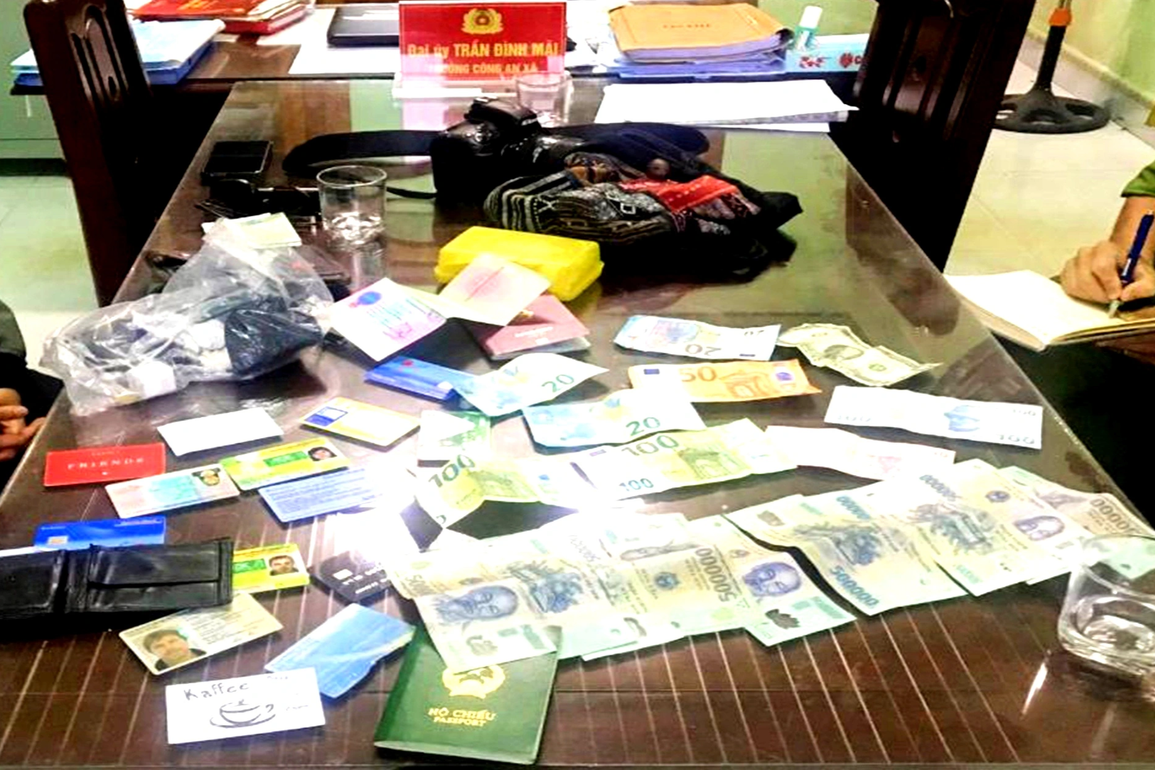 Du khách Đức đánh rơi nhiều tài sản giá trị, công an tìm thấy sau 30 phút - 2