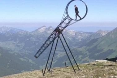 Video: Màn trình diễn “thách thức tử thần” trên đỉnh núi