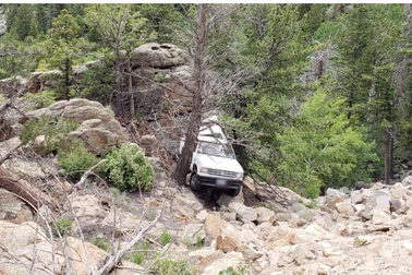 Tài xế quên phanh tay, xe bán tải trôi tuột xuống vực