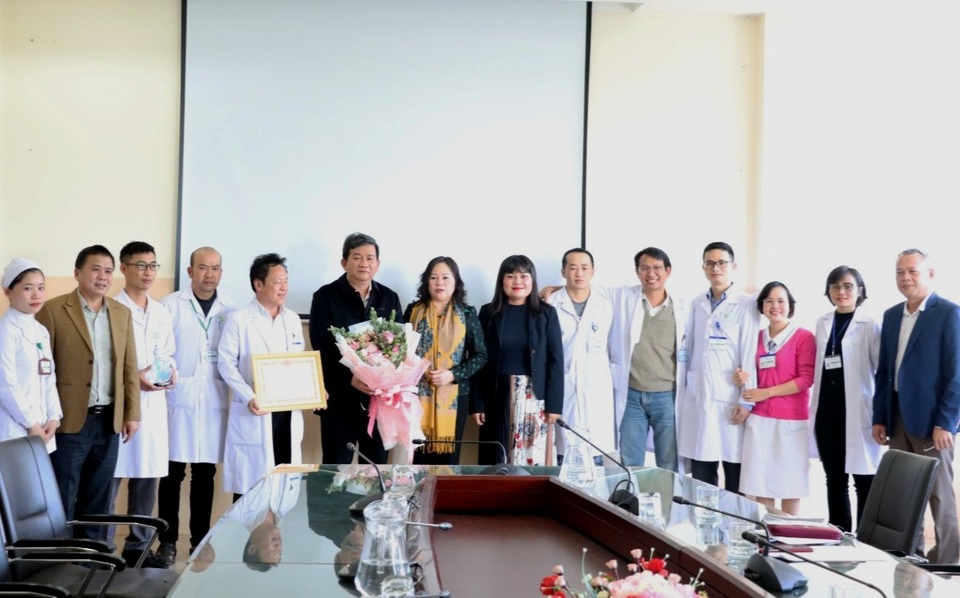 Bộ trưởng Đào Ngọc Dung thăm hỏi, tặng quà cháu bé bị cha chém ở Đắk Lắk - 5 Bộ trưởng Đào Ngọc Dung thăm hỏi, tặng quà cháu bé bị cha chém ở Đắk Lắk - 5