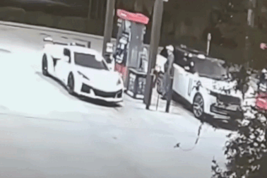 Chiếc xe thể thao trị giá 140.000 USD bốc cháy khi đang bơm xăng