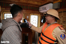 CSGT Hà Nội kiểm tra nồng độ cồn người lái tàu trên sông Hồng