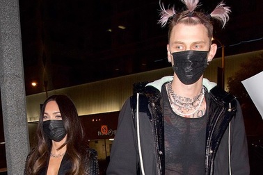 Bạn trai Megan Fox buộc tóc ra phố