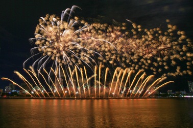 Khán giả trầm trồ khi Hàn Quốc và Ý so tài pháo hoa trong đêm mưa