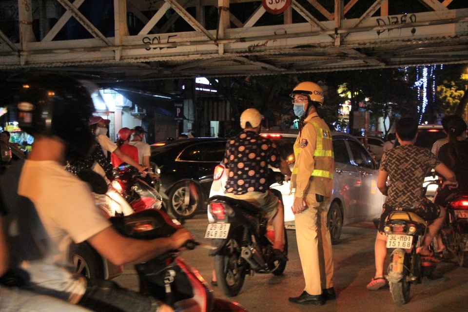 Đường lên phố Hàng Mã ùn tắc kinh hoàng trước đêm Trung thu - 1