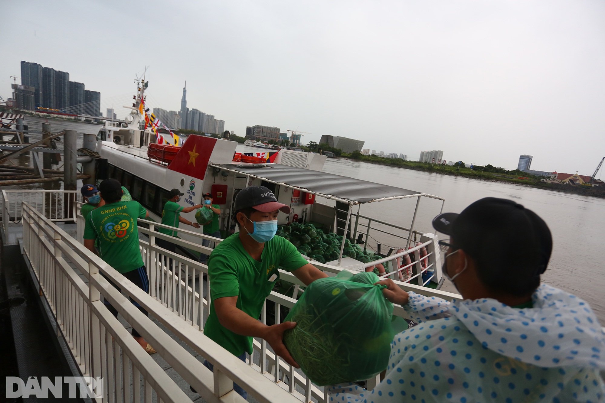 Tàu cao tốc lao như bay trên sông đưa 20 tấn rau củ miền Tây về TPHCM - 9 Tàu cao tốc lao như bay trên sông đưa 20 tấn rau củ miền Tây về TPHCM - 9