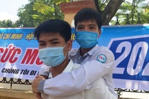 Nam sinh 10 năm cõng bạn đến trường trở thành tân sinh viên ĐH Y Thái Bình