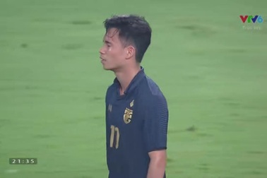Supachok sút bóng vọt xà khung thành U23 Thái Lan ở phút 61