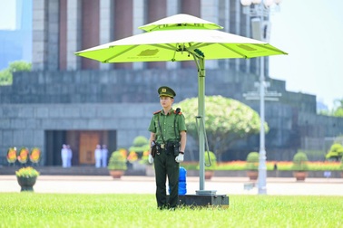 Sĩ quan cảnh vệ nghiêm trang đứng gác dưới cái nắng đổ lửa ở Ba Đình