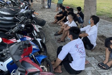 Hàng chục "quái xế" tụ tập đua xe bất chấp giãn cách xã hội ở TPHCM