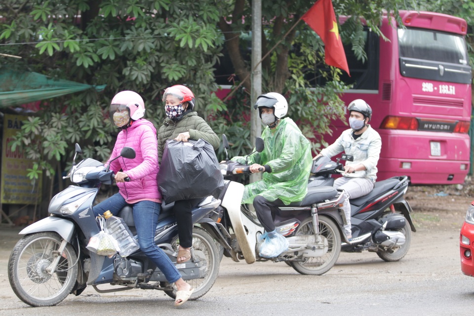 Hà Nội: Cảnh kiểm tra thân nhiệt người ra vào ở cửa ngõ phía tây thành phố - 15 Hà Nội: Cảnh kiểm tra thân nhiệt người ra vào ở cửa ngõ phía tây thành phố - 15