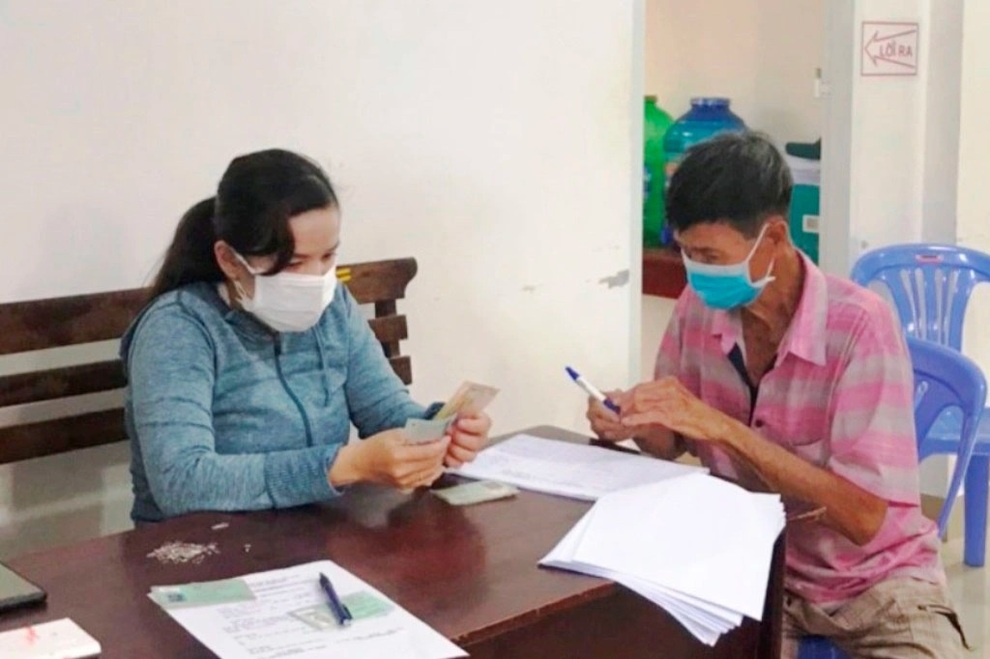 Hàng nghìn lao động khó khăn ở Phú Quốc vui mừng khi nhận tiền hỗ trợ - 3 Hàng nghìn lao động khó khăn ở Phú Quốc vui mừng khi nhận tiền hỗ trợ - 3