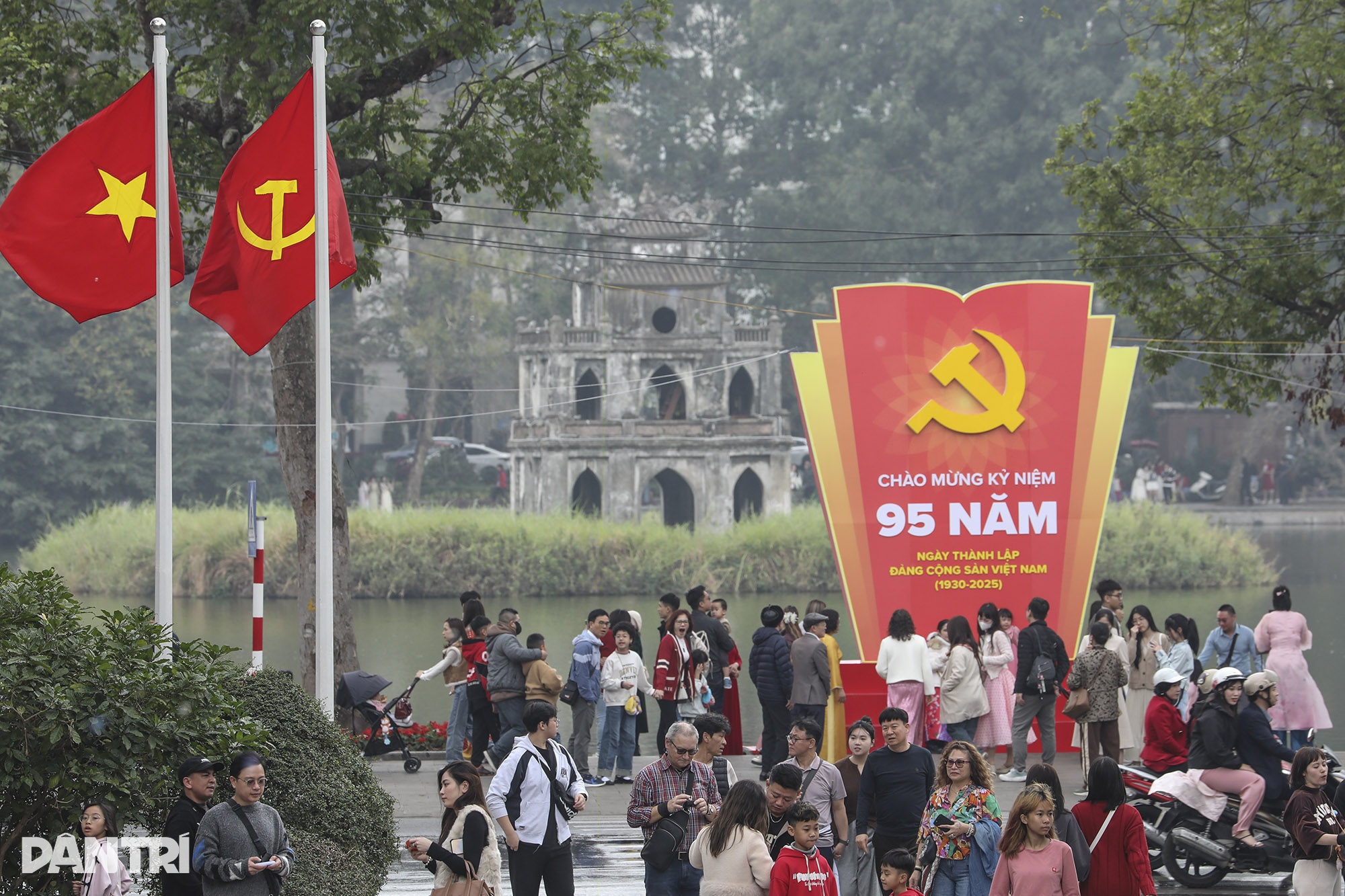하노이, 당 창건 95주년 기념 거리 장식 - 5 Hà Nội trang hoàng đường phố mừng kỷ niệm 95 năm Ngày thành lập Đảng - 5