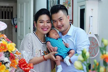 Vợ chồng diễn viên Lê Khánh mừng đầy tháng con trai đầu lòng