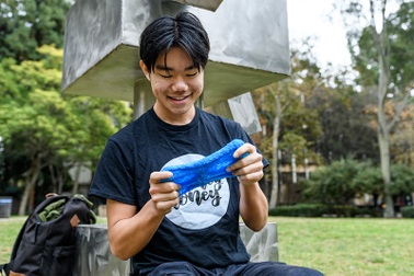 Mỹ: Chàng trai 18 tuổi kiếm triệu đô từ "chất nhờn ma quái"