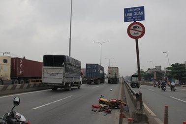 Chạy vào đường cấm, 2 vợ chồng gặp nạn