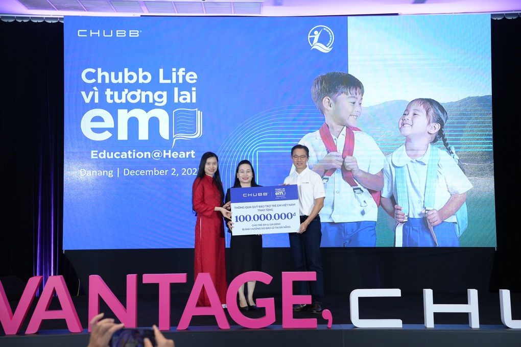 Chubb Life វៀតណាមជួយដល់សិស្សានុសិស្សជួបការលំបាក និងតំបន់ដែលរងផលប៉ះពាល់ដោយគ្រោះធម្មជាតិ - ២ Chubb Life Việt Nam hỗ trợ cho học sinh khó khăn và các địa phương chịu thiên tai - 2