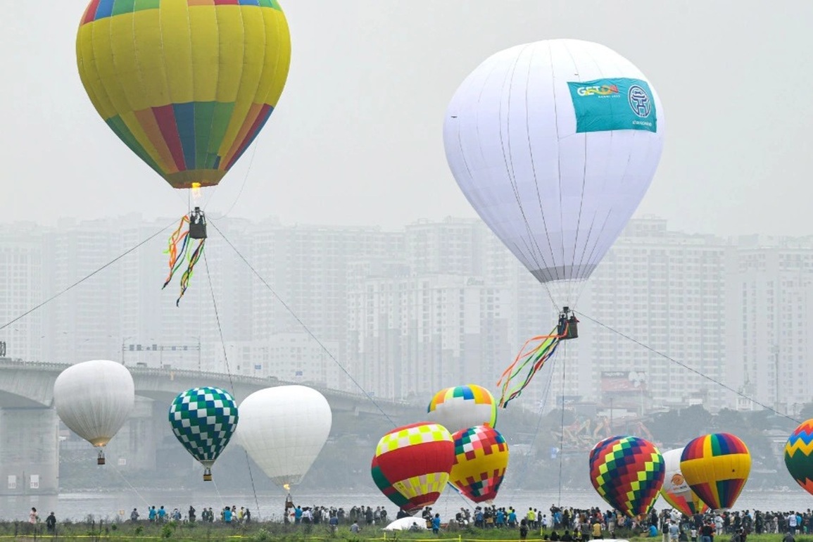Ngàn khách chen chúc tại lễ hội khinh khí cầu, chờ 7 giờ để trải nghiệm bay - 13 Ngàn khách chen chúc tại lễ hội khinh khí cầu, chờ 7 giờ để trải nghiệm bay - 13