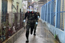 Ảnh ấn tượng tuần: Bộ đội dầm mưa tặng thực phẩm người dân TPHCM