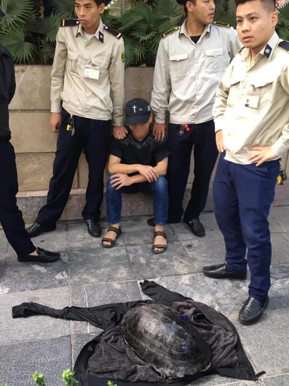 Người đàn ông câu trộm con rùa nặng hơn 10kg ở Hồ Gươm - 2 Người đàn ông câu trộm con rùa nặng hơn 10kg ở Hồ Gươm - 2