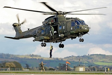 Nghi vấn nữ gián điệp Trung Quốc trốn trong căn cứ hải quân Anh