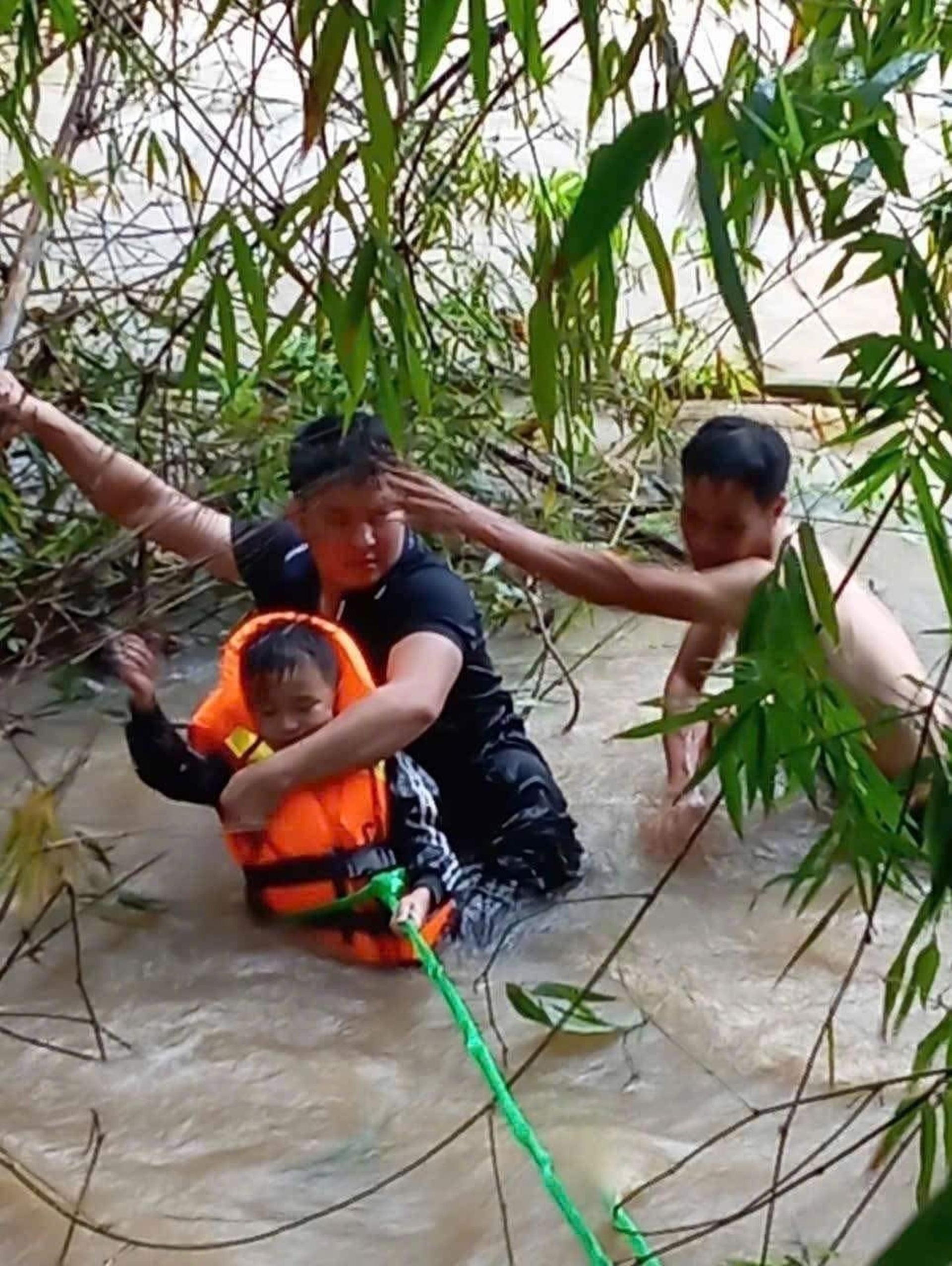 Tết mới của bé trai mất bố vì lũ dữ được Đại úy công an nhận làm con nuôi - 2 Tết mới của bé trai mất bố vì lũ dữ được Đại úy công an nhận làm con nuôi - 2