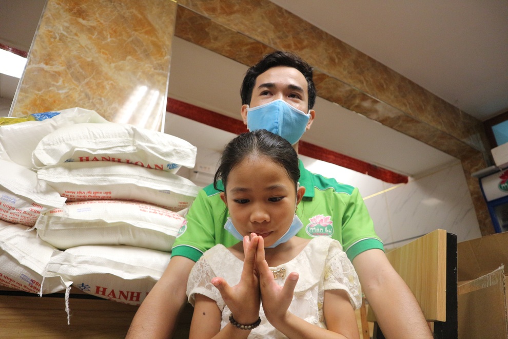 Bé gái 10 tuổi cắt hàng trăm bắp cải làm cơm ủng hộ chiến sĩ chống dịch - 5 Bé gái 10 tuổi cắt hàng trăm bắp cải làm cơm ủng hộ chiến sĩ chống dịch - 5