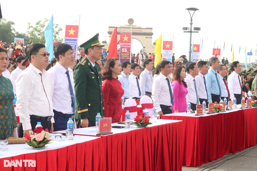 Thiêng liêng Lễ Thượng cờ Thống nhất non sông tại Vĩ tuyến 17 - 3 Thiêng liêng Lễ Thượng cờ Thống nhất non sông tại Vĩ tuyến 17 - 3