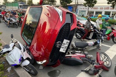 Ô tô va chạm liên hoàn ở TPHCM