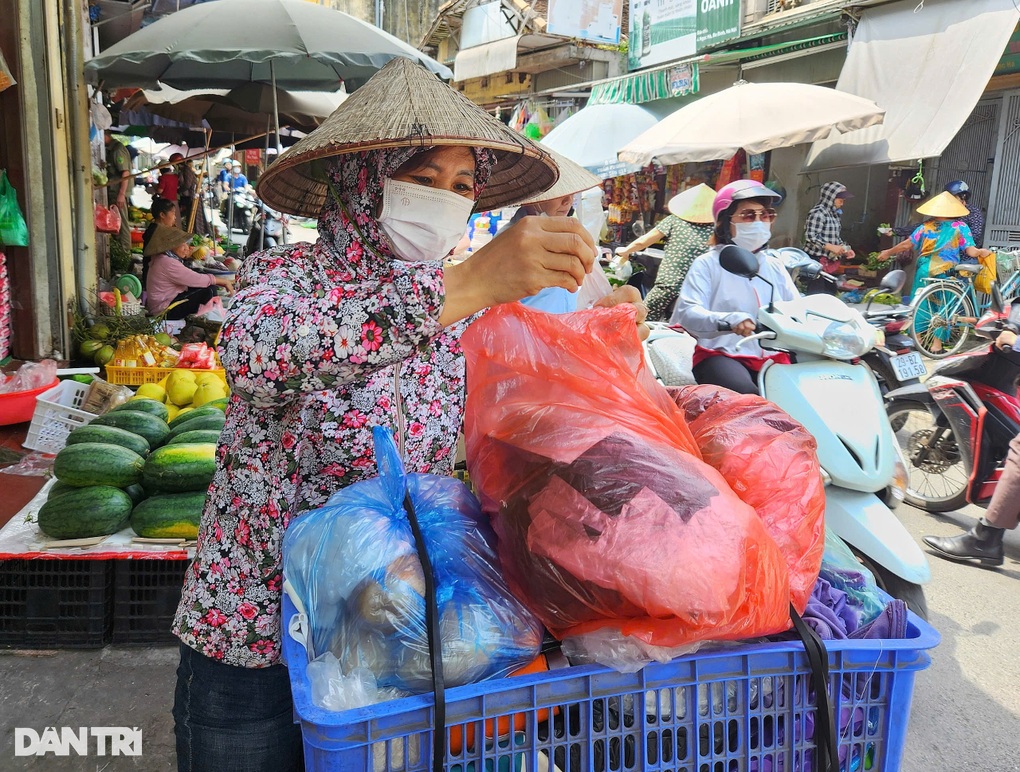 Tiểu thương bán 2 tạ thịt, rau khi người dân đổ xô tích trữ trước bão Yagi - 3