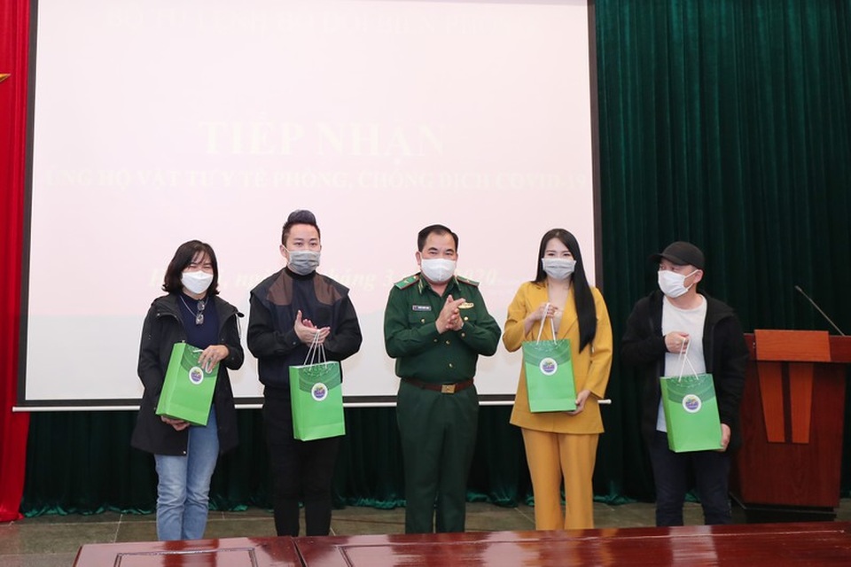 Tóc Tiên, Tùng Dương tặng hơn 1 tỉ đồng cho bộ đội biên phòng - 2 Tóc Tiên, Tùng Dương tặng hơn 1 tỉ đồng cho bộ đội biên phòng - 2