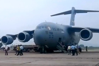 “Siêu máy bay” phục vụ Tổng thống Donald Trump tới Nội Bài